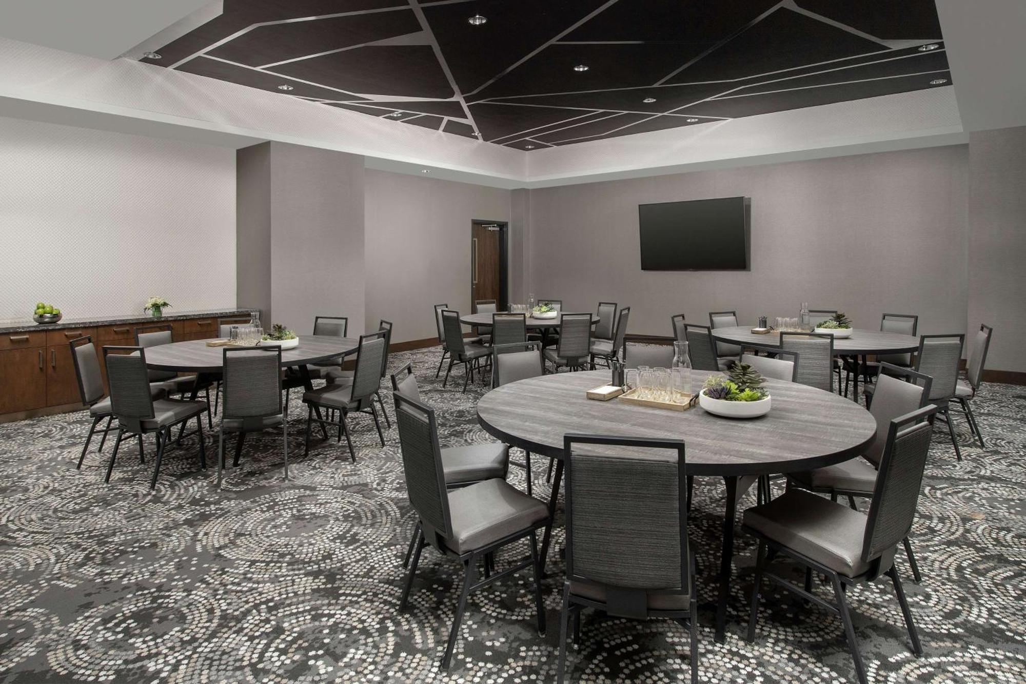 Embassy Suites By Hilton Knoxville Downtown Exterior photo